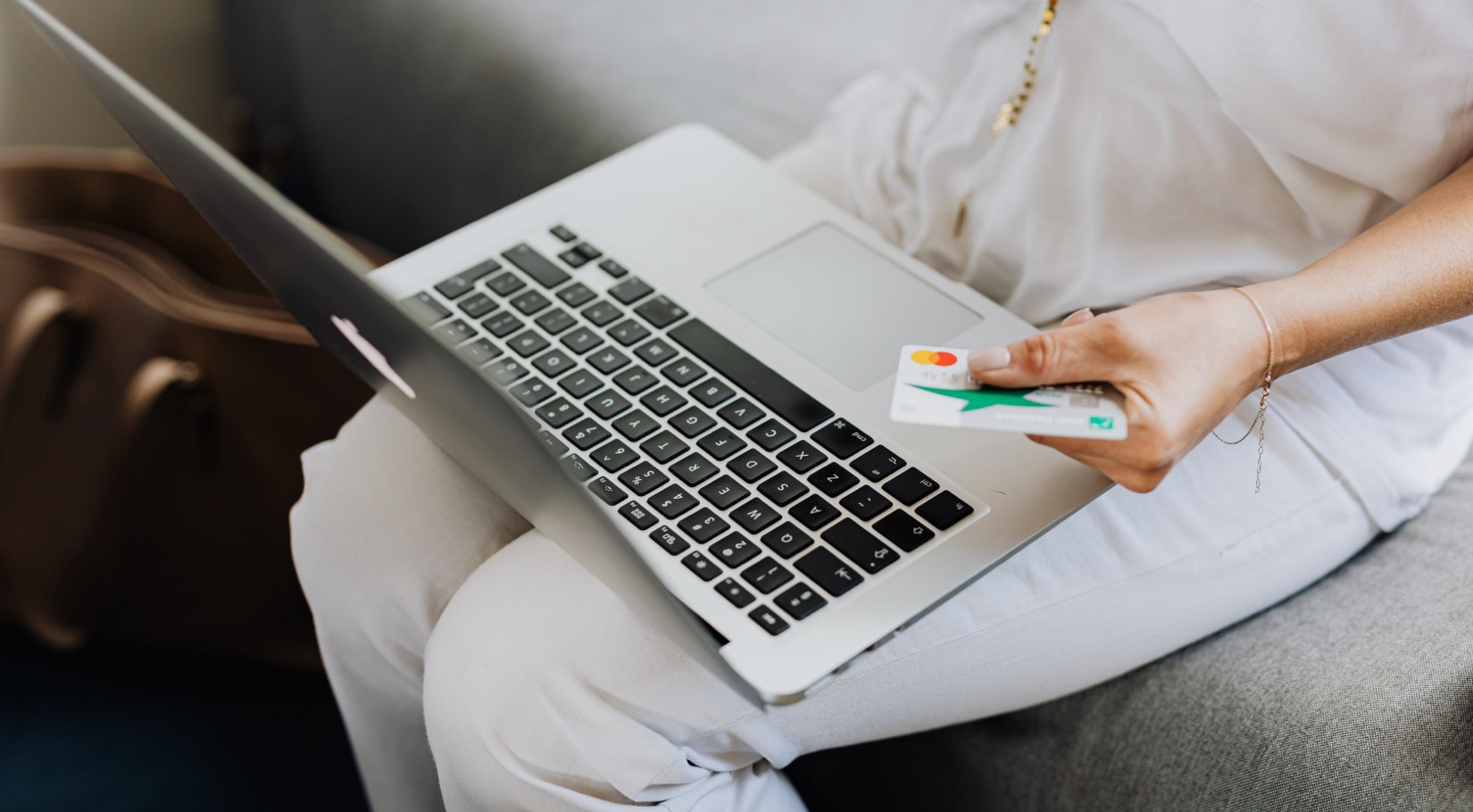 Kundin sucht im Internet über eCommerce ihr gesuchtes Buch