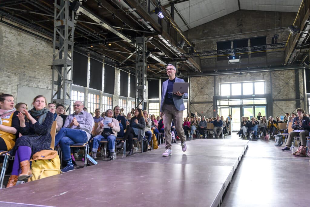 Florian Wernicke auf dem Weg zur Bühne des Libri.Campus 2024