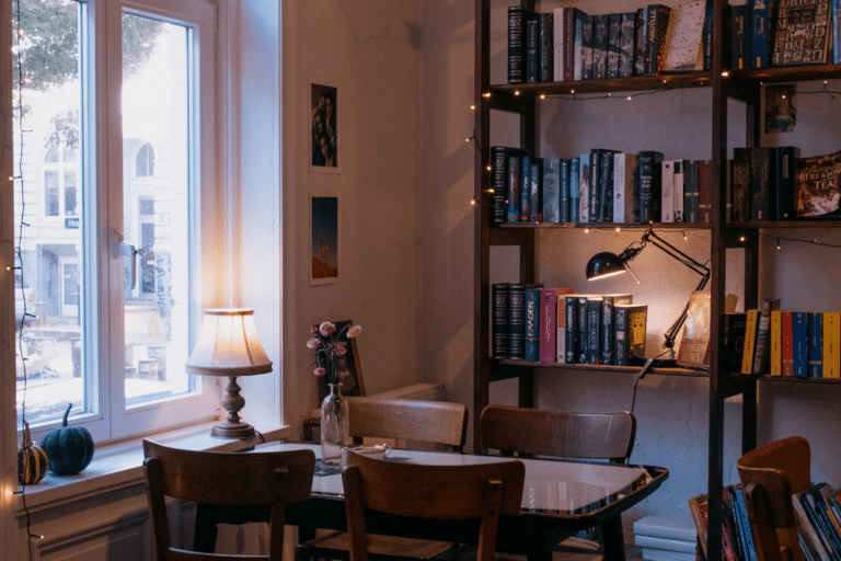 Ein Tisch mit Stühlen und ein Bücherregal im Büchercafé Kapitel Drei.